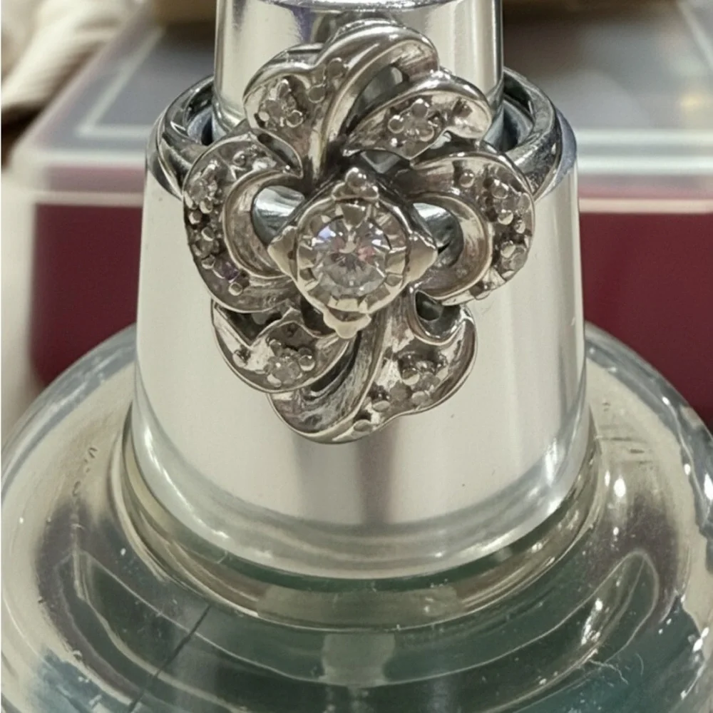 • VINTAGE Dazzling 14kwg Floral Ring with DIAMONDS •